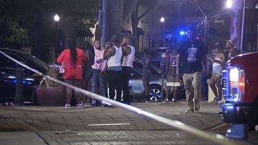 Foto de la emisora WBMA que muestra a un grupo de transeúntes cerca del lugar del tiroteo en Birmingham, Alabama, el 22 de septiembre del 2024. (Bill Castle/WBMA via AP)