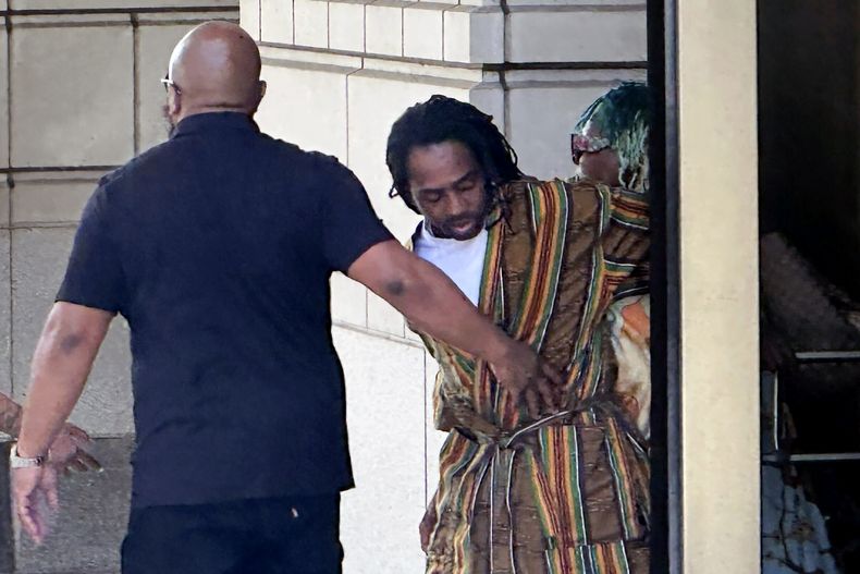 El concejal Trayon White, Sr., centro, del Distrito de Columbia, sale de una corte federal tras su audiencia inicial, el lunes 19 de agosto de 2024 en Washington. (AP Foto/Michael Kunzelman)
