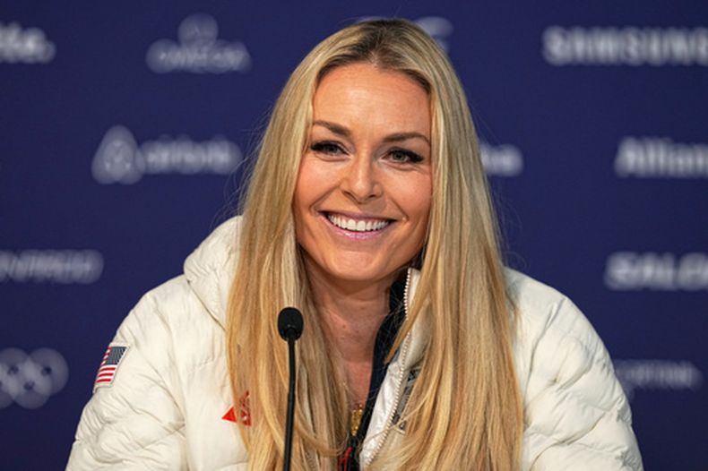 ARCHIVO - Lindsey Vonn sonríe durante una rueda de prensa del equipo de esquí alpino de Estados Unidos en los Juegos Olímpicos de Invierno, el 3 de febrero de 2026, en Cortina dAmpezzo. (AP Foto/Fatima Shbair)