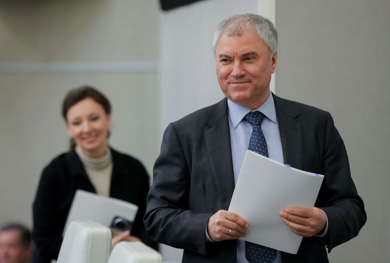 El presidente de la cámara baja del Parlamento ruso, Vyacheslav Volodin, llega para una sesión en Moscú el 15 de noviembre de 2023. Foto suministrada por la cámara baja del Parlamento ruso, llamada la Duma Estatal (Foto, Duma Estatal vía AP)