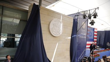 Trump celebra embajada en Jerusalén; palestinos protestan