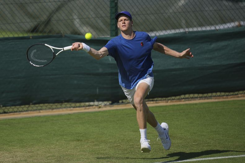El italiano Jannik Sinner regresa la bola en un entrenamiento antes del inicio de Wimbledon en el All England Lawn Tennis and Croquet Club el domingo 29 de junio del 2025. (AP Foto/Kin Cheung)