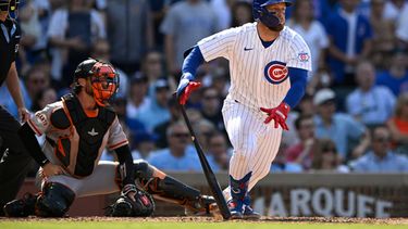 Michael Busch, de los Cachorros de Chicago, avanza al conectar un sencillo para definir el juego del sábado 6 de junio de 2026, ante los Gigantes de San Francisco (AP Foto/Paul Beaty)