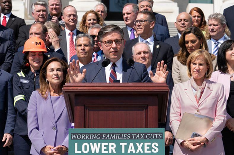 El presidente de la Cámara de Representantes de Estados Unidos, Mike Johnson, y legisladores del Partido Republicano celebran la política fiscal de la formación en un acto en el exterior del Capitolio, en Washington, el 15 de abril de 2026. (AP Foto/J. Scott Applewhite)