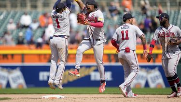 Ozzie Albies (1) y Ronald Acuna Jr., segundo a la izquierda. celebran con Orlando Arcia (11) y Raisel Iglesias después el último out en contra de los Tigres de Detroit en la novena entrada, durante el primer juego de una doble cartelera, el miércoles 24 de junio de 2023, en Detroit. (AP Photo/Paul Sancya)