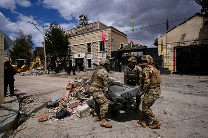 Personal militar recoge escombros tras las explosiones en un depósito de explosivos, el sábado 5 de septiembre de 2026, en Viacha, Bolivia. (AP Foto/Juan Karita)