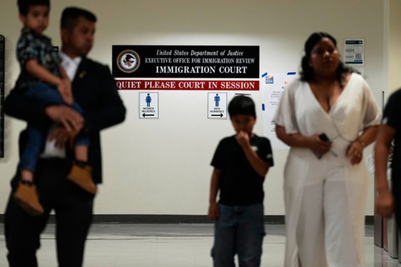 Varias personas llegan a una corte migratoria para una vista, en Nueva York, el 27 de julio de 2026. (AP Foto/Seth Wenig)
