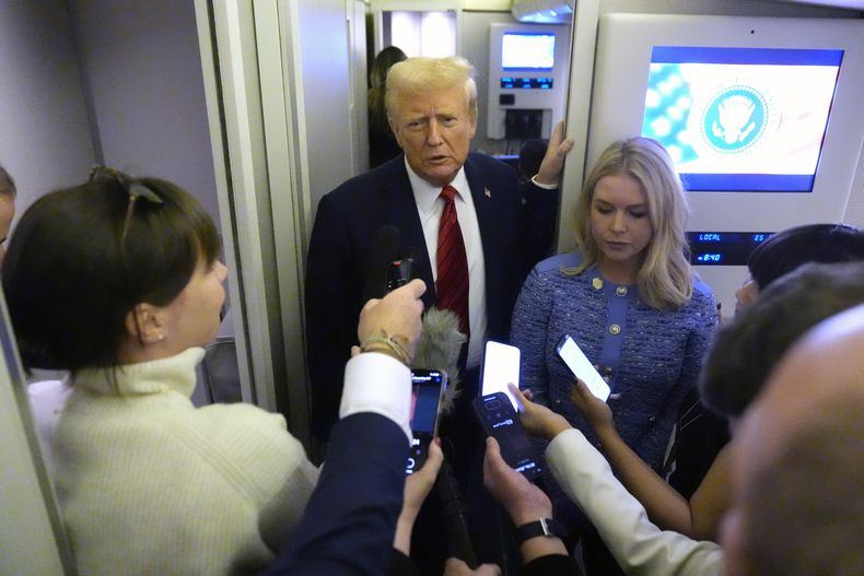 El presidente Donald Trump habla con periodistas a bordo del Air Force One en ruta de Miami a la Base Conjunta Andrews, Maryland, el 27 de enero de 2025, mientras la secretaria de prensa de la Casa Blanca, Karoline Leavitt, escucha. (AP Foto/Mark Schiefelbein, Archivo)