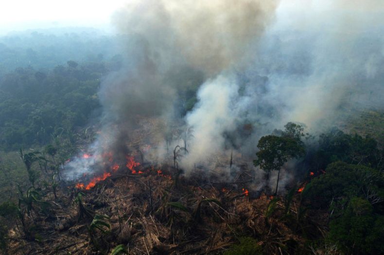 ARCHIVO – Un bosque arde en Amazonía, en el municipio de Manaquiri en el estado brasileño de Amazonas, el miércoles 6 de septiembre de 2023. (AP Foto/Edmar Barros, Archivo)