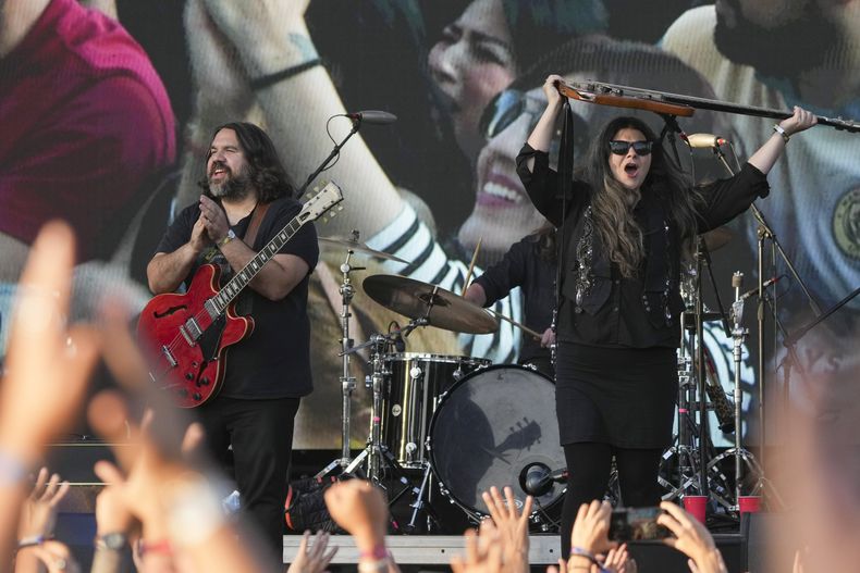 El guitarrista y vocalista Romeo Stodart y Michele Stodart de la banda The Magic Numbers durante su concierto en el Corona Capital en la Ciudad de México el domingo 17 de noviembre de 2024. (Foto AP/Eduardo Verdugo)