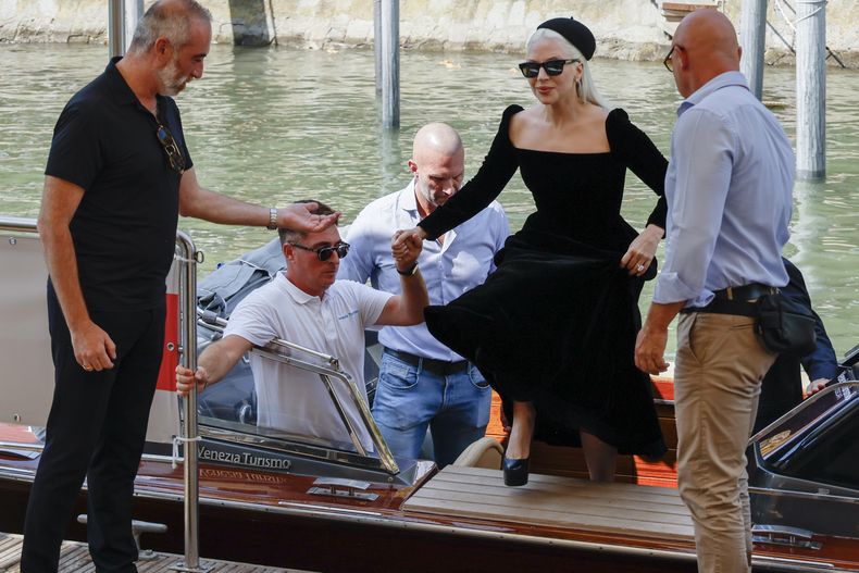 Lady Gaga, en el centro, a su llegada a la conferencia de prensa de la película Joker: Folie A Deux durante la 81ª edición del Festival de Cine de Venecia en Venecia, Italia, el miércoles 4 de septiembre de 2024. (Foto Joel C Ryan/Invision/AP)