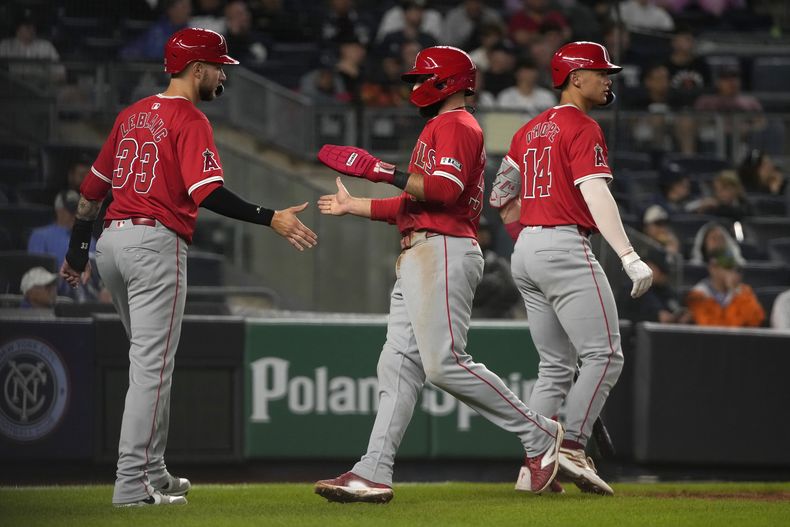 Charles Leblanc y Michael Stefanic de los Angelinos de Los Ángeles celebran tras anotar con el doble de Zach Neto en la cuarta entrada en el segundo duelo de la doble cartelera ante los Yankees de Nueva York el miércoles 7 de agosto del 2024. (AP Foto/Pamela Smith)