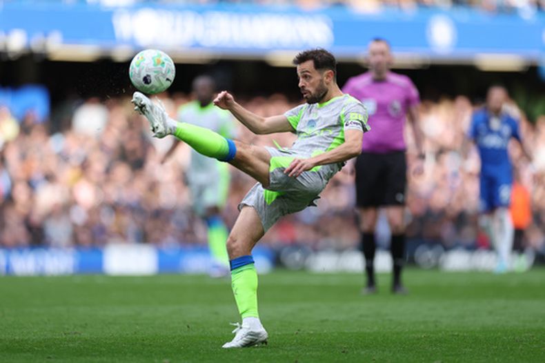 Bernardo Silva del Manchester City despeja el balón durante el partido con Chelsea, el domingo 12 de abril de 2026, en Londres. (AP Foto/Ian Walton)