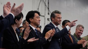 El secretario de Defensa de EEUU, Pete Hegseth, en el centro a la derecha, con la primera ministra japonesa, Sanae Takaichi, a la izquierda, y el ministro de Defensa, Shinjiro Koizumi, mientras escuchan al presidente Donald Trump hablar con miembros del Ejército a bordo del USS George Washington, un portaaviones atracado en una base naval estadounidense, en Yokosuka, al sur de Tokio, el martes 28 de octubre de 2025. (AP Foto/Mark Schiefelbein)