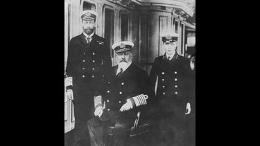 ARCHIVO- El rey Eduardo VII de Gran Bretaña, al centro, con sus hijos, el príncipe Jorge, izquierda, y su nieto el príncipe Eduardo en 1909. El príncipe Enrique es el primer miembro de alto rango de la familia real en testificar ante un tribunal desde finales del siglo XIX. El último fue el hijo mayor de la reina Victoria, el príncipe Alberto Eduardo. Testificó dos veces, primero en el proceso de divorcio de una mujer con la que fue acusado de tener una aventura y luego en un caso de calumnias que involucró a un hombre acusado de hacer trampa jugando naipes. (Foto AP, archivo)