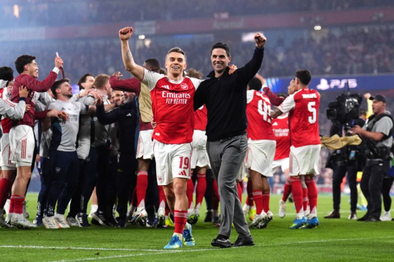 Leandro Trossard (izquierda) festeja con el entrenador del Arsenal, Mikel Arteta, tras la victoria sobre el Atlético de Madrid en la Liga de Campeones, el martes 5 de mayo de 2026 (John Walton/PA via AP)