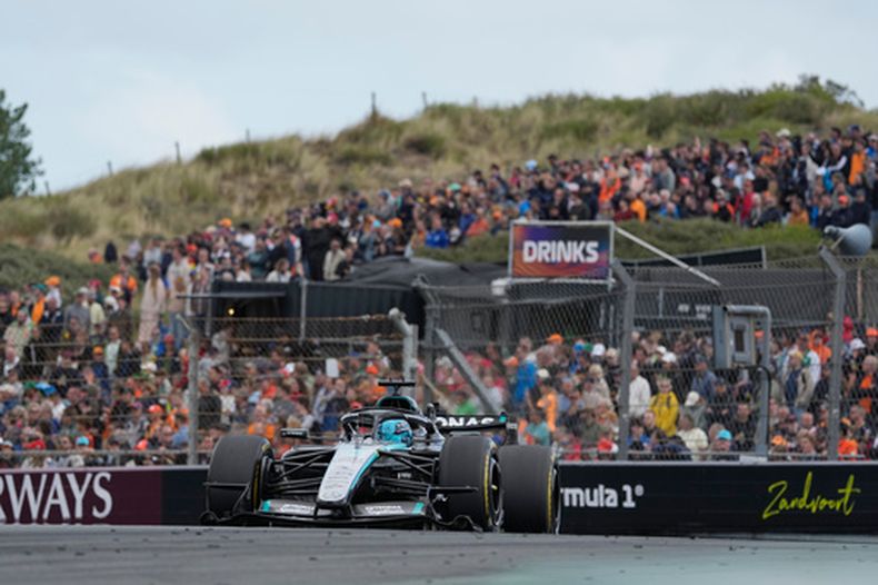 El piloto británico de Mercedes George Russell durante la carrera al sprint en el Gran Premio de Fórmula Uno de Holanda en Zandvoort, Holanda, el 22 de agosto de 2026. (AP Foto/Darko Bandic)