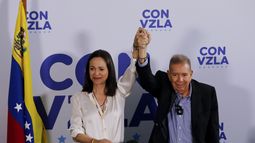 ARCHIVO - El candidato presidencial de la oposición Edmundo González, a la derecha, y la líder opositora María Corina Machado con las manos unidas en una conferencia de prensa un día después de las elecciones en Caracas, Venezuela, el lunes 29 de julio de 2024. (AP Foto/Cristian Hernández, Archivo)