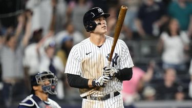Anthony Rizzo, de los Yanquis de Nueva York, observa la pelota al conectar un jonrón de dos carreras en la octava entrada del juego ante los Rays de Tampa Bay, el viernes 12 de mayo de 2023 (AP Foto/Frank Franklin II)