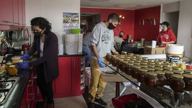 Chilena que vendía miel con imagen de Mel Gibson sube ventas