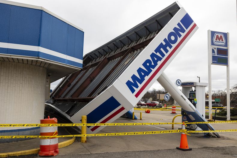 Un toldo es derribado por los fuertes vientos afuera de la gasolinera Marathon, en West Main Street, cerca de la carretera US 131, en Kalamazoo, Michigan, el lunes 31 de marzo de 2025. (Joel Bissell/Kalamazoo Gazette vía AP)