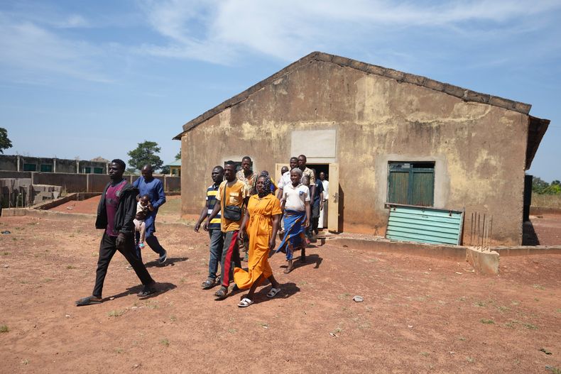 Personas que fueron secuestradas durante un servicio religioso en noviembre del 2024 salen de un encuentro en una iglesia en Kaduna, Nigeria, el 6 de noviembre del 2025. (AP foto/Sunday Alamba)