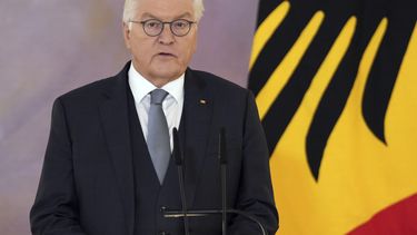 El presidente de Alemania, Frank-Walter Steinmeier, anuncia la decisión de disolver el parlamento y convocar elecciones anticipadas para el 23 de febrero de 2025, en Berlín, Alemania, el 27 de diciembre de 2024. (Sren Stache/dpa vía AP)