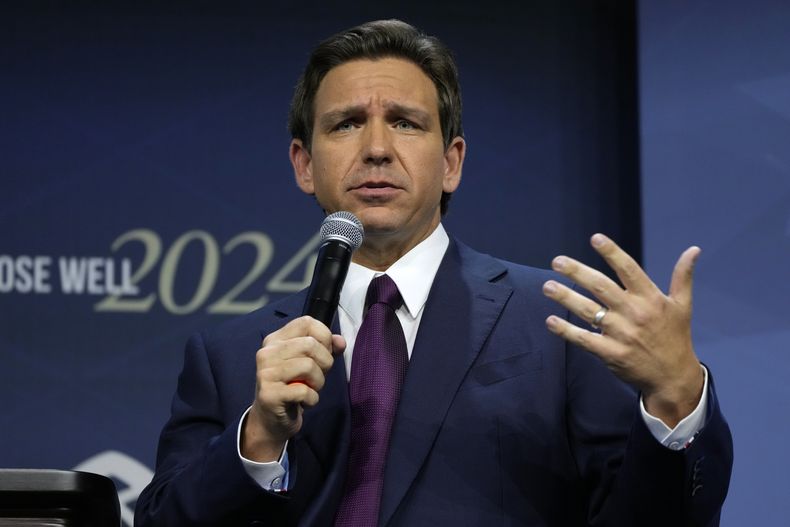 El candidato presidencial republicano, el gobernador de Florida, Ron DeSantis, habla durante la Cumbre de Liderazgo Familiar, el 14 de julio de 2023, en Des Moines, Iowa. (Foto AP/Charlie Neibergall, Archivo)