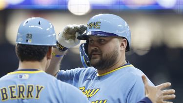 El mexicano Rowdy Téllez festeja luego de batear un sencillo remolcador por los Cerveceros de Milwaukee en el juego del viernes 28 de abril de 2023, ante los Angelinos de Los Ángeles (AP Foto/Jeffrey Phelps)