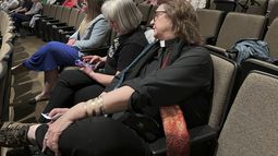 Personas asisten a una asamblea ciudadana realizada por el representante republicano Mike Flood en Columbus, Nebraska, el 18 de marzo del 2025. (Foto AP/Margery Beck)
