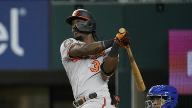 Orioles derrotan 8-2 a Rangers; Mateo dispara 2 jonrones