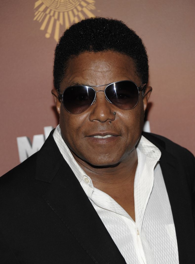 ARCHIVO- El cantante Tito Jackson llega a la noche inaugural de Michael Jackson: The Immortal World Tour en Los Ángeles, el 27 de enero de 2012. (Foto AP/Dan Steinberg, archivo)