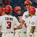 James Wood, de los Nacionales de Washington, es felicitado en el plato por sus compañeros de equipo después de batear un grand slam durante la quinta entrada del juego de béisbol de Grandes Ligas contra los Astros de Houston, el lunes 6 de julio de 2026, en Washington. (AP Foto/John McDonnell)