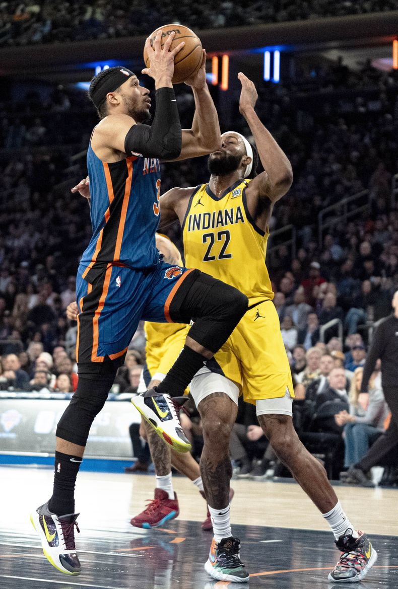 El escolta de los Knicks de Nueva York, Josh Hart (3), conduce hacia la canasta contra el alero de los Pacers de Indiana, Isaiah Jackson (22), durante la primera mitad del partido de baloncesto de la NBA en Nueva York, el sábado 10 de febrero de 2024. (AP Foto/Peter K. Afriyie)