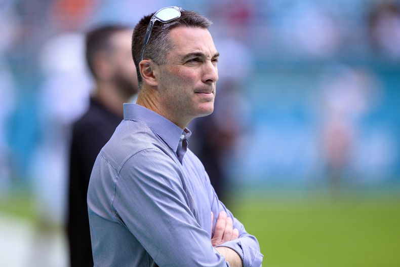 ARCHIVO - Foto del 17 de noviembre del 2024, el gerente general de los Raiders de Las Vegas Tom Telesco en el encuentro ante los Dolphins de Miami. (AP Foto/Doug Murray, File)