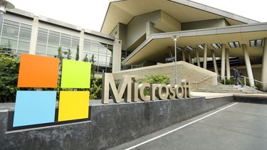 americateve | Foto del 3 de julio de 2014 de la entrada al Centro de Visitantes de Microsoft en Redmond, Washington. Microsoft eliminar&aacute; 18.000 empleos en el curso del a&ntilde;o pr&oacute;ximo a medida que integra la empresa de artefactos de Nokia que compr&oac