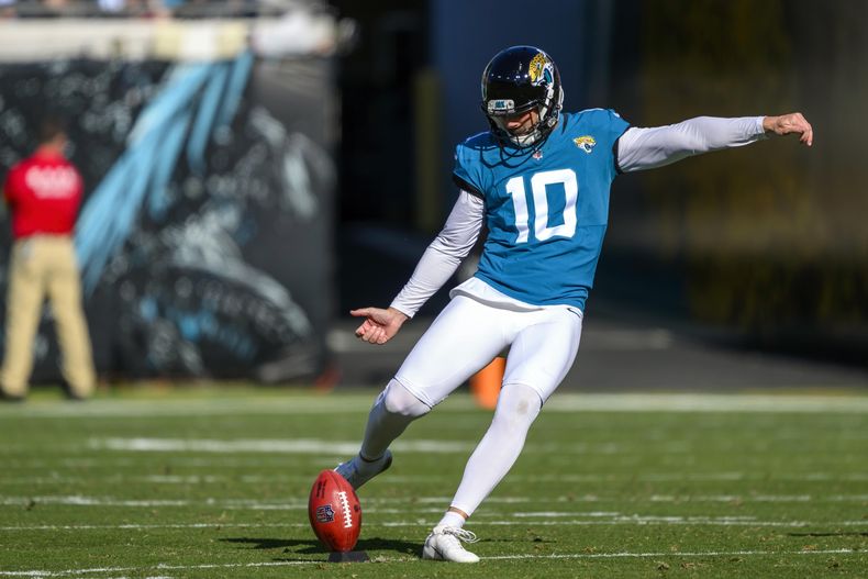 ARCHIVO - El pateador de los Jaguars de Jacksonville, Brandon McManus (10) patea el ovoide durante un juego de la NFL ante los Panthers de Carolina, el domingo 31 de diciembre de 2023, en Jacksonville, Florida. (AP Foto/Doug Murray, Archivo)