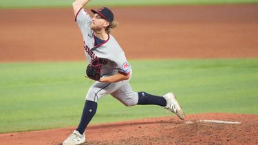 Tanner Bibee, lanzador de los Guardianes de Cleveland, lanza en la sexta entrada del juego de béisbol de Grandes Ligas contra los Marlins de Miami, el sábado 11 de julio de 2026, en Miami. (AP Foto/Jim Rassol)