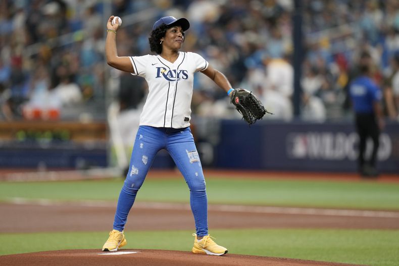 Sandra González, madre del pelotero de los Rays de Tampa Bay Randy Arozarena, hace el primer lanzamiento del juego ante los Rangers de Texas, el martes 3 de octubre de 2023 (AP Foto/John Raoux)