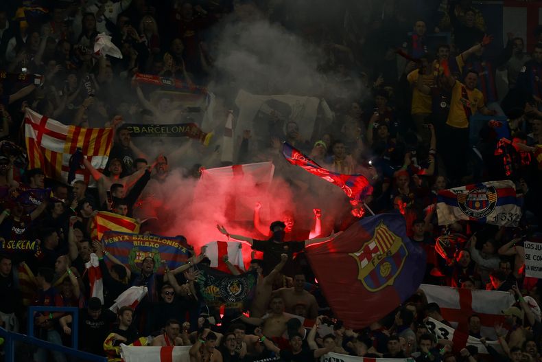 Seguidores del Barcelona celebran al final del encuentro de ida de los cuartos de final de la Liga de Campeones ante el Paris Saint-Germain en el Parc des Princes en París, el miércoles 10 de abril del 2024. (AP Foto/Aurelien Morissard)