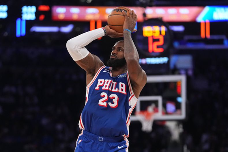 El alero de los 76ers de Filadelfia LeBron James lanza el balón en el encuentro ante los Knicks de Nueva York el martes 20 de octubre del 2026. (AP Foto/Frank Franklin II)
