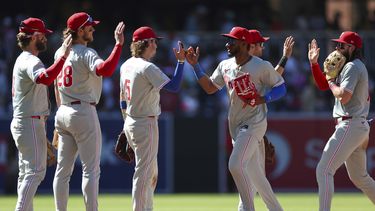 Jugadores de los Filis de Filadelfia celebran una victoria del equipo y barren a los Padres de San Diego, el domingo 28 de abril de 2024, en San Diego. (AP Foto/Brandon Sloter)