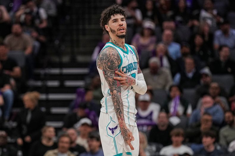 LaMelo Ball, base de los Hornets de Charlotte, reacciona tras atinar un triple ante los Kings de Sacramento, el miércoles 11 de marzo de 2026 (AP Foto/Justine Willard)