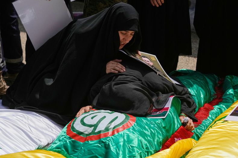 Varias mujeres lloran sobre los cuerpos de familiares fallecidos el martes en los ataques israelíes contra el poblado de Deir Qanoun al-Nahr, en el sur de Líbano, antes de su procesión funeral en una morgue de la ciudad portuaria de Tiro, Líbano, el jueves 21 de mayo de 2026. (AP Foto/Mohammed Zaatari)