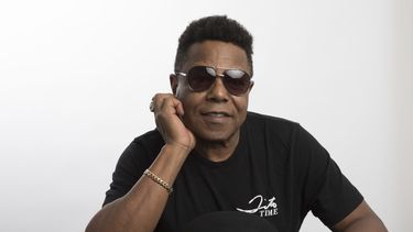 ARCHIVO - Tito Jackson, miembro de los famosos Jackson 5, posa para un retrato en Los Ángeles, el 24 de julio de 2019, para promocionar su proyecto en solitario, una nueva versión de su canción de 2017 One Way Street. (Mark Von Holden/Invision/AP, Archivo)