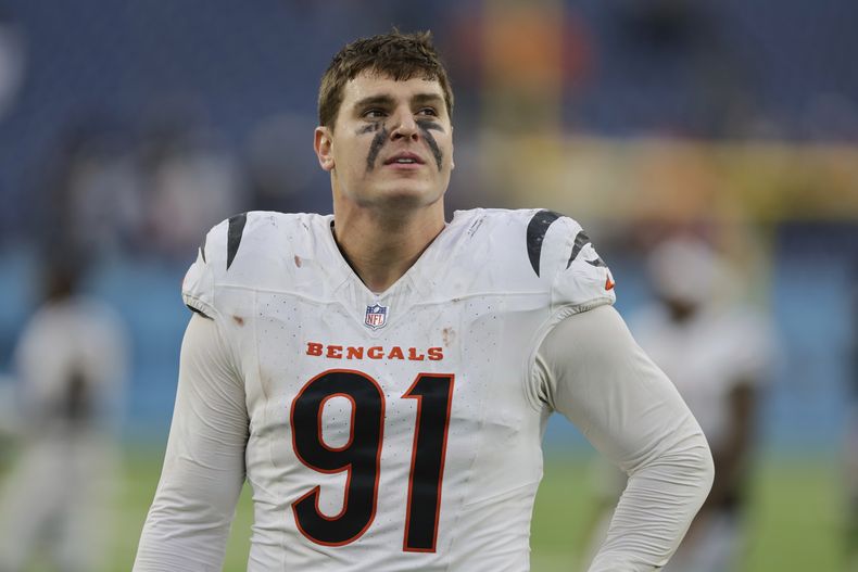 ARCHIVO - Trey Hendrickson (91), ala defensiva de los Bengals de Cincinnati, camina fuera del campo después de un partido de la NFL en conta de los Titans de Tennessee, el 15 de diciembre de 2024, en Nashville, Tennessee. (AP Foto/Stew Milne, Archivo)