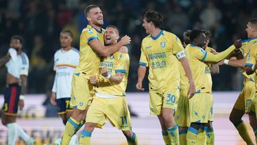 Daniel Birligea del Frosinone celebra tras anotar en el encuentro ante el Lecce en la Serie A de Italia el jueves 29 de octubre del 2026. (Alfredo Falcone/LaPresse via AP)