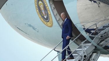 El presidente Joe Biden desciende por las escaleras del avión Air Force One en la Base Andrews de la Fuerza Aérea, en Maryland, el jueves 6 de julio de 2023, a su regreso de una visita a Carolina del Sur. (AP Foto/Susan Walsh)