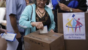 Una votante emite su sufragio durante las elecciones primarias presidenciales de la oposición en la plaza Luis Brión en Caracas, Venezuela, el domingo 22 de octubre de 2023. La oposición elegirá un candidato para desafiar al presidente Nicolás Maduro en las elecciones presidenciales de 2024. (Foto AP/Matías Delacroix)