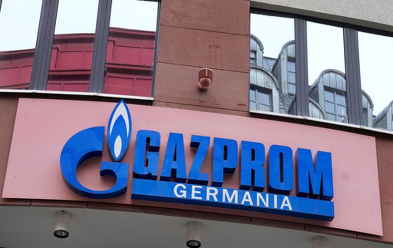 ARCHIVO - El logo de Gazprom Germania se ve en la sede de la firma en Berlín, Alemania, el miércoles 6 de abril de 2022. (AP Foto/Michael Sohn, archivo)